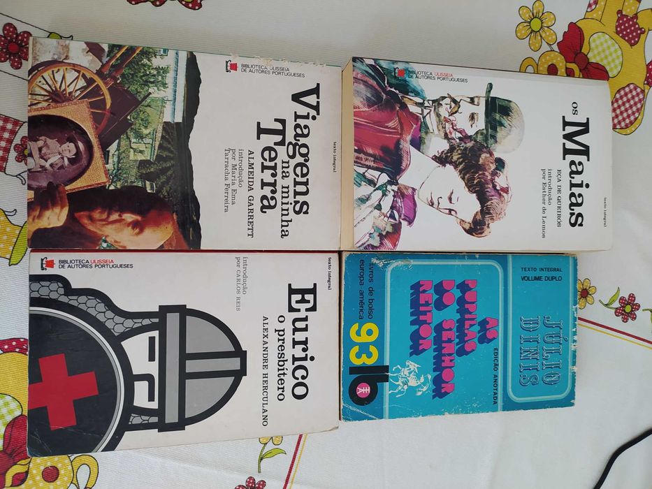 Livros variados em bom estado