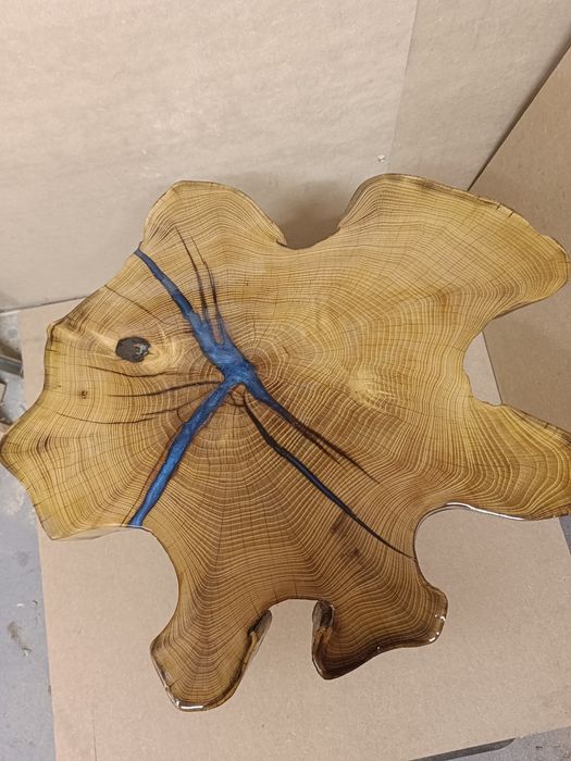 Stolik kawowy z akacji 56×51 cm, blat 7 cm, żywica z figurką, unikat