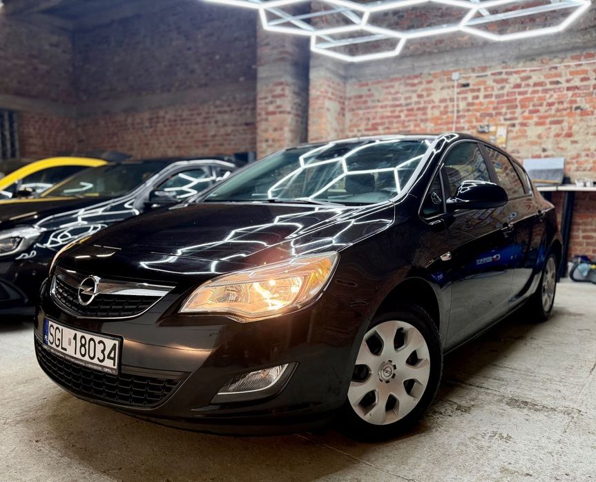 Opel Astra J 1,6 benzyna 115KM /Klimatyzacja/5 Drzwi/ HAK/El.SzybyLusterka/PDC