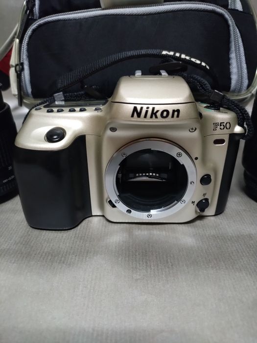 Máquina fotográfica Nikon F50 com objetivas