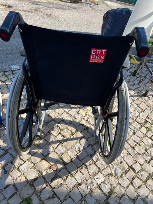 Cadeira de rodas com almofada ortopedica