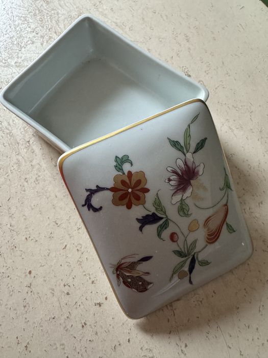 Guarda joias vista alegre Samatra, muito bom estado. Medidas 12cm-10cm