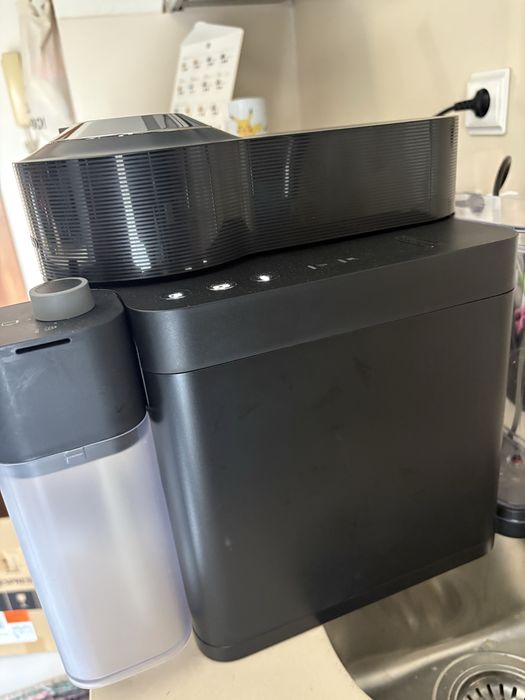 Maquina de Cafe Nespresso ENV3000.B Vertuo Latissima Preta