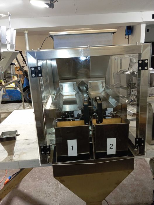 Dozownik z dwoma wagami. Pakowaczka w woreczki z podajnikiem taśmowym