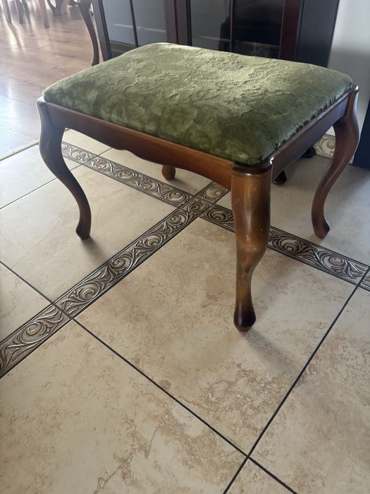 Stylowy podnóżek pufa