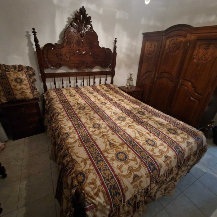 Cama de casal em madeira maciça – estilo clássico entalhado