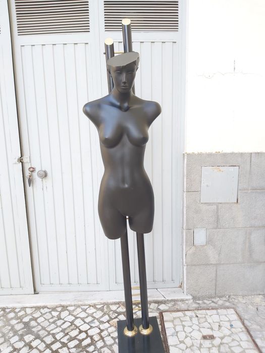 Manequins e Expositores Usados de Loja de Vestuário