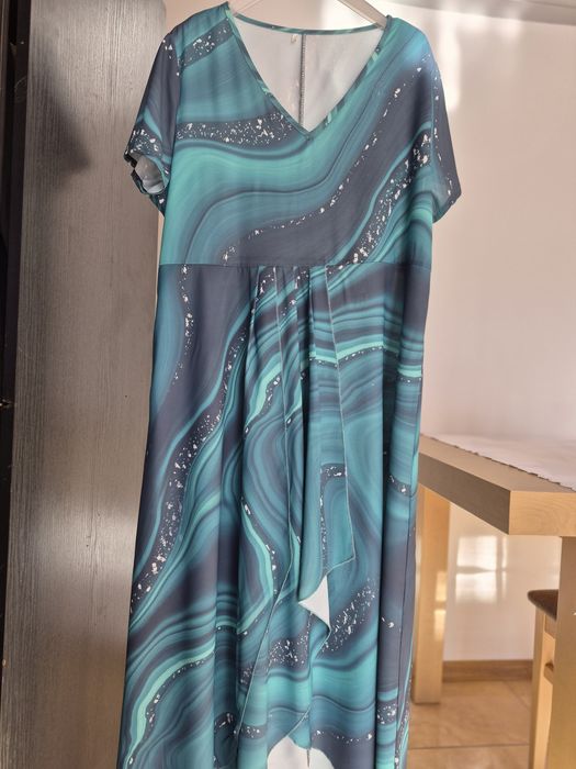 Sukienka  dłuższa,  z zakłamanym dołem,  50