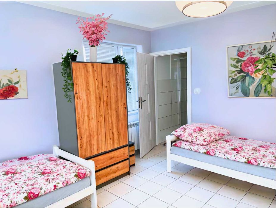 Pokój z łazienką i telewizorem