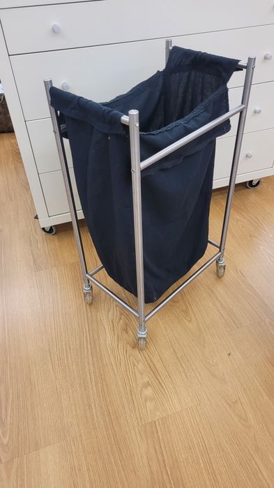 Suporte com rodas para cesto de roupa Ikea.
