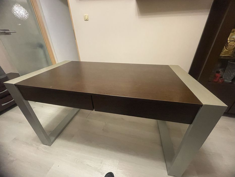 Biurko z   ciemnobrązowym blatem
