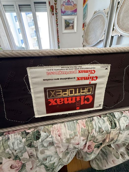 Duas camas individuais, com colchão e Sobre-colchao