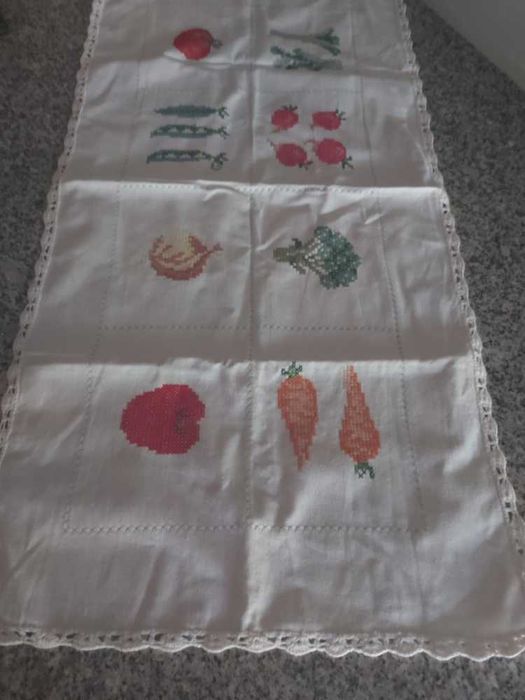Caminho de Mesa com Legumes e Renda de Croché