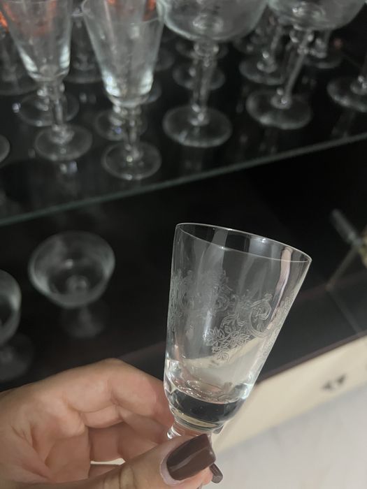 Serviço antigo completo de copos em vidro gravado