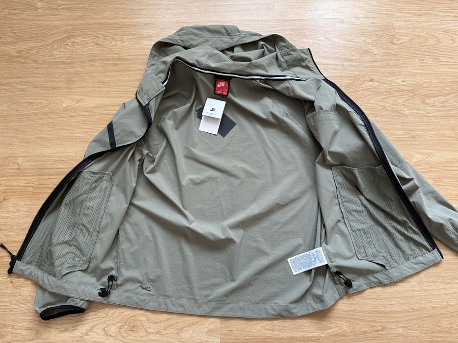 Nike куртка ветровка легенькаTech Men's Woven Jacket (HM7151-320)