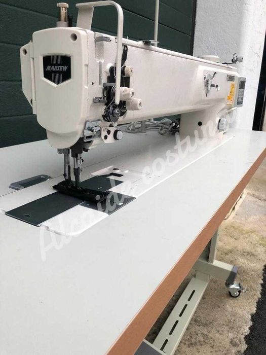 Máquina de costura industrial triplo arrasto braço longo.