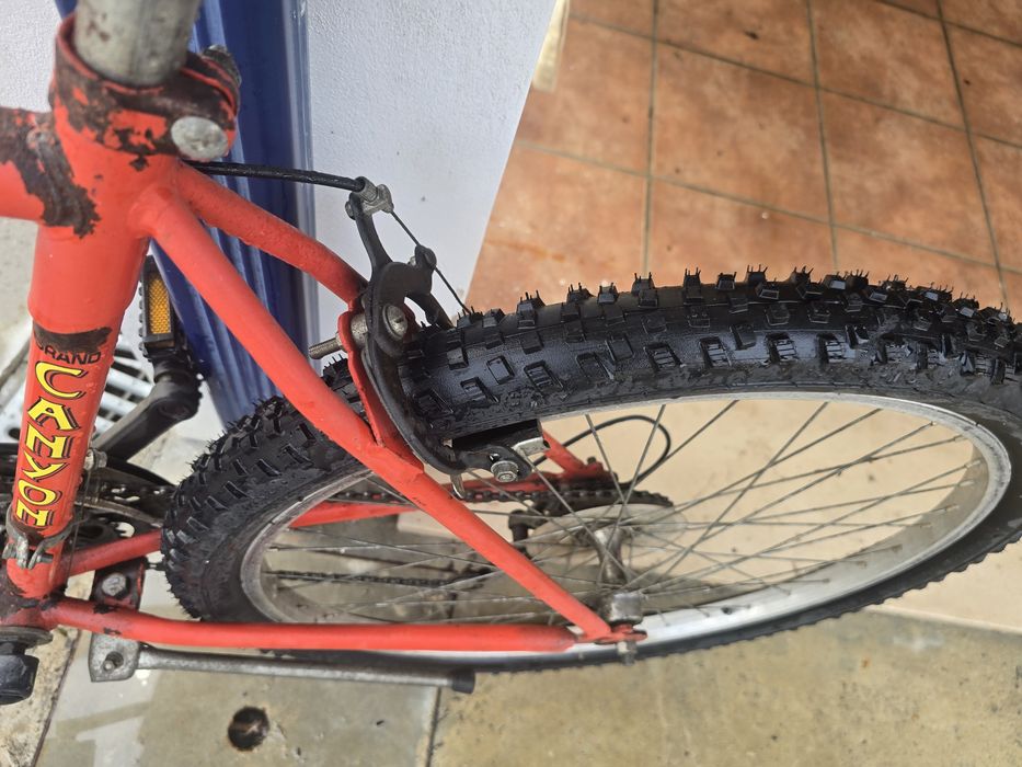 Bicicleta usada vermelha