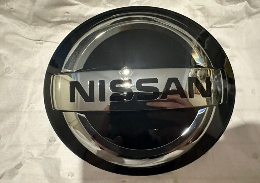 Эмблема под дистроник Nissan rogue T33 Эмблема в решетку радиатора T32