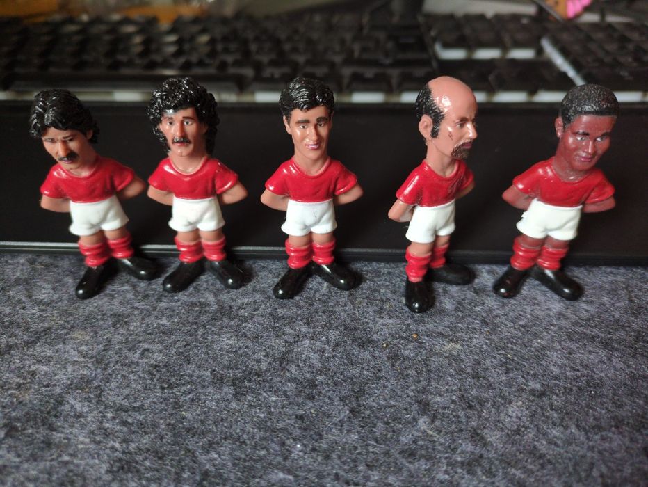 Bonecos miniatura de jogadores do benfica