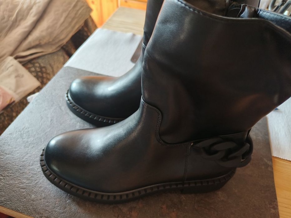 Piękne nowe czarne ocieplane botki ozdobione łańcuchem