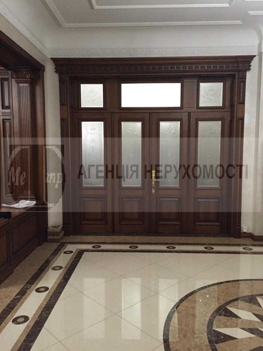 Продається триповерховий будинок.