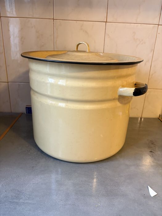 Duzy garnek uzywsny