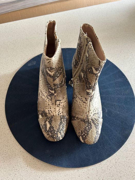 Botins usados com estampa serpente