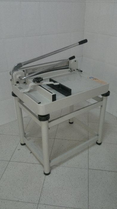 Guilhotina Corte Manual 43cm de largura, altura de papel 4cm