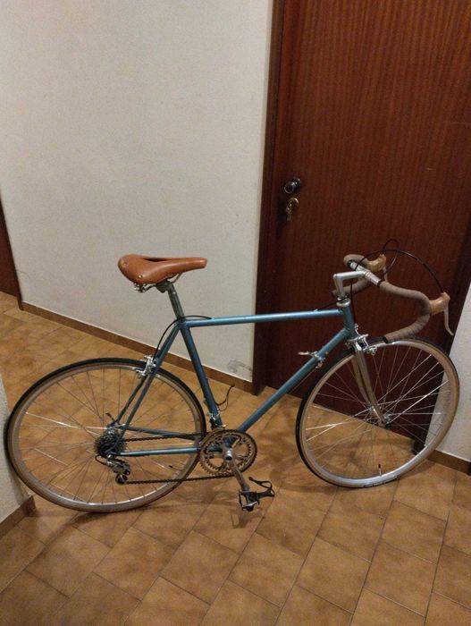 Bicicleta de corrida antiga restaurada