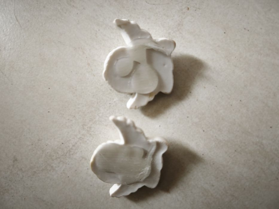 Dois pequenos apliques anjos