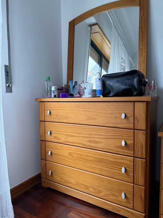 Quarto de casal em Madeira Maciça