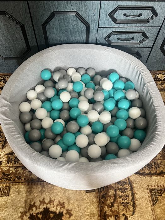 Suchy basen z kulkami