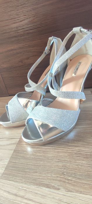 Szpilki srebrne na lekkiej koturnie 40