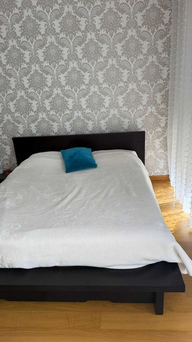 Cama de Casal+ estrado+ 2 gavetas de arrumação+ 2 mesas de cabeceira