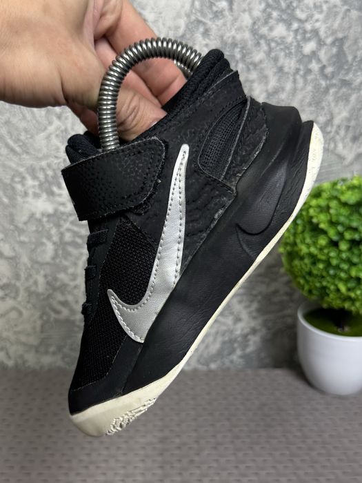 Nike Team Hustle кроссовки 28 размер детские спортивные черные