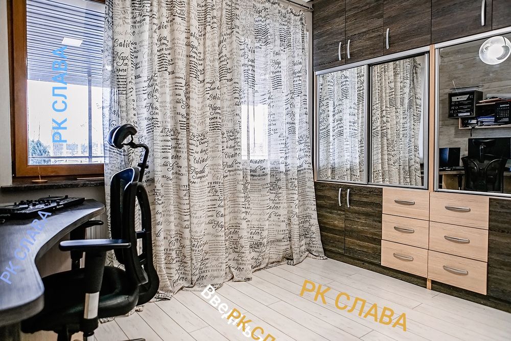 Продам котедж в Безлюдівці з виходом на  озеро і спортивним полем