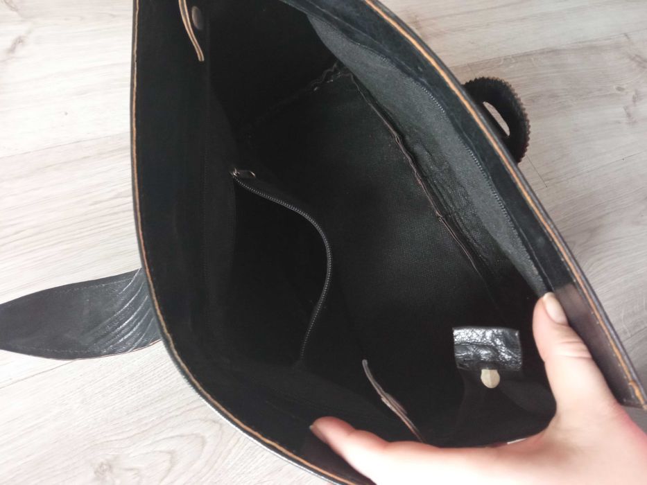 Czarna skórzana torba