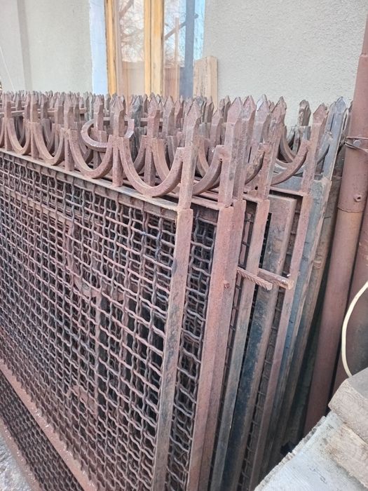 Забор (секции 2.5м.-2.7м. H=1.5м.) с элементами худ.ковки.