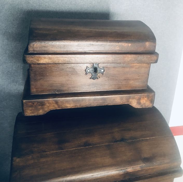 baús de madeira antigos de estilo rústico,