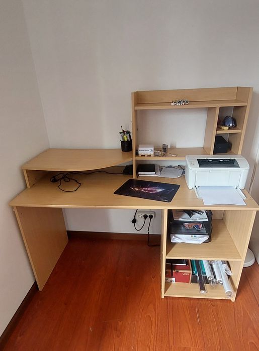 Secretária castanha