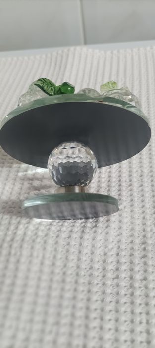 Um objeto de decoração em  cristal.