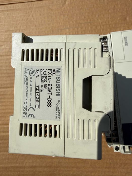 Controladores Lógicos Programáveis (PLC) e módulos de expansão Delta Electronics.