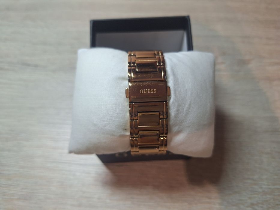 Стильний годинник Guess