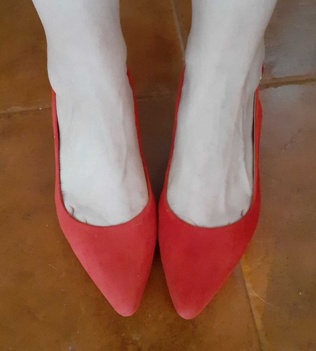 Sapatos camurça vermelhos presilha calcanhar 37