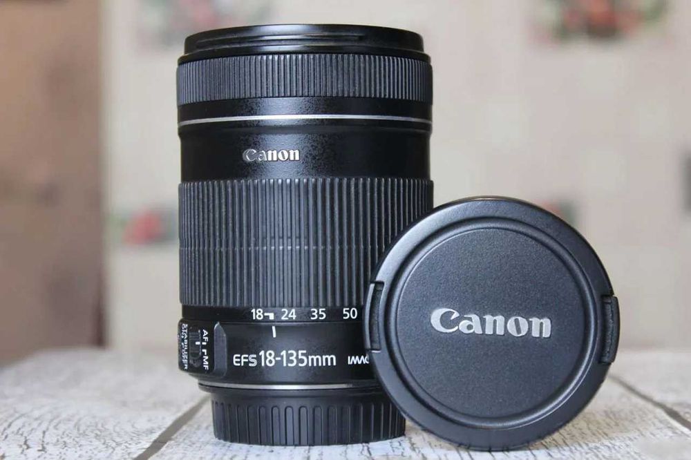 Об’єктив Canon EF-S 18-135mm f/3.5-5.6 IS