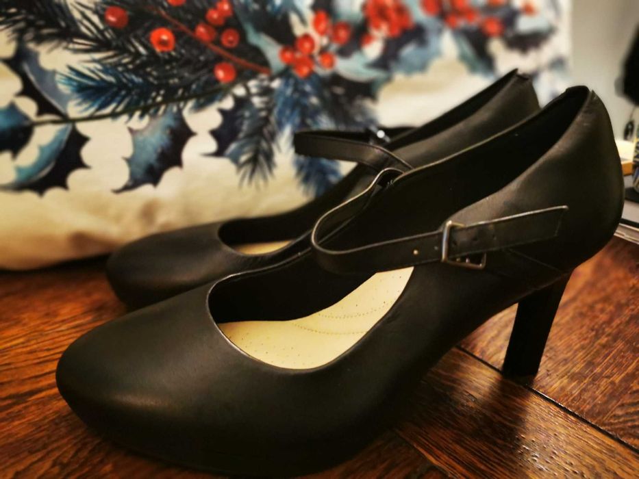 Czółenka Clarks czarne skórzane z paskiem roz 41 Stan b.dobry jak nowe