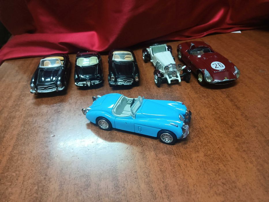 Lote de 6 Miniaturas de Carros Clássicos