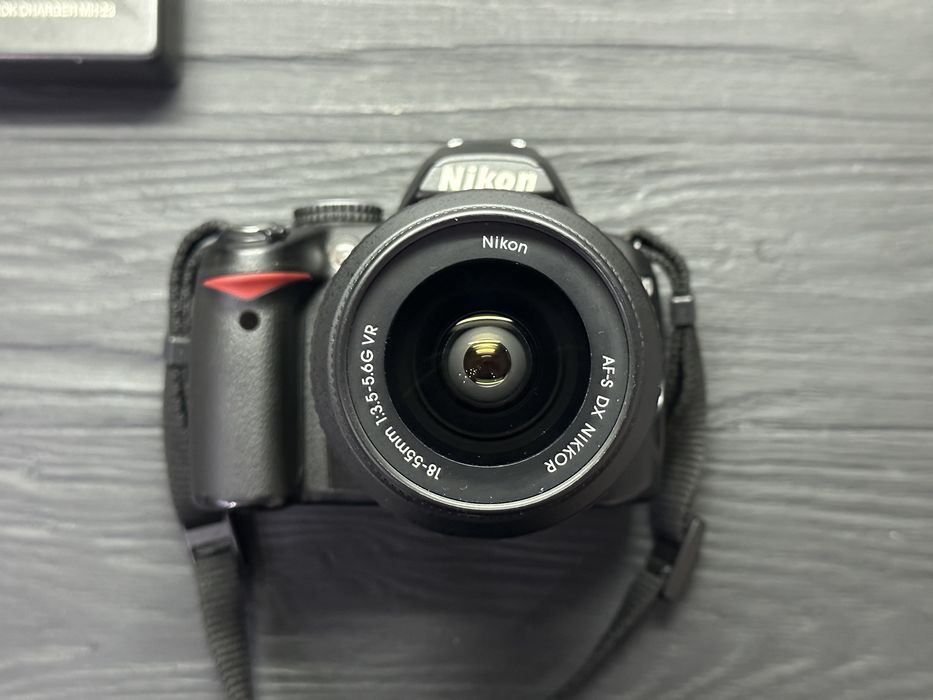 Профессиональный зеркальный фотоаппарат Nikon D3000