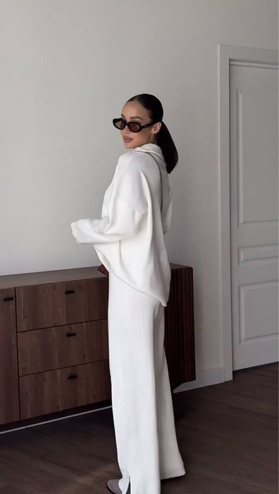 Жіночий білий костюм з ангорового рубчика