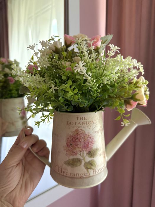 Mini różyczki w konewce, kompozycja kwiatowa